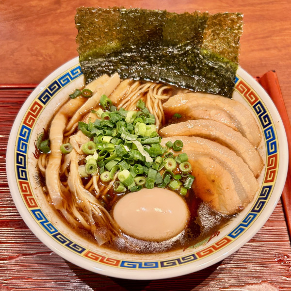 SUSURU君監修「特製醤油ラーメン」（1290円）