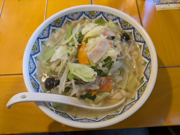 「野菜ラーメン(刀切麺)：1080円」@中国ラーメン揚州商人 アネックスチェックイン新橋店の写真