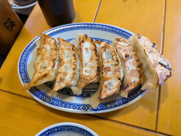 「餃子(６個)：550円（アプリを登録すると1回無料）」@中国ラーメン揚州商人 アネックスチェックイン新橋店の写真