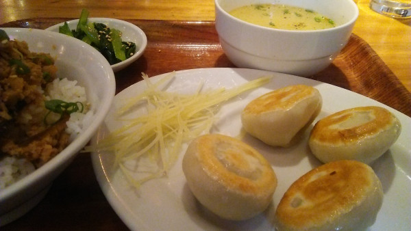 「ランチ 焼き餃子定食（4個） 850円＋魯肉飯変更 100円」@曾さんの餃子の写真