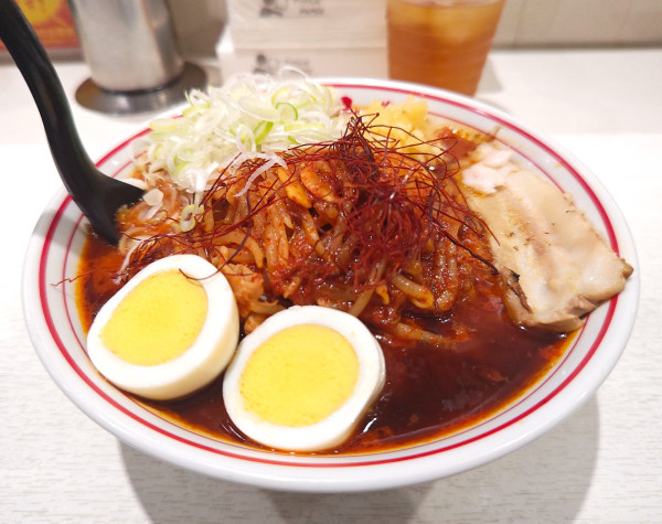 「焦がし味噌卵麺・辛さ10倍+ネギ+クラニン+チャーシュー1枚」@蒙古タンメン 中本 東池袋店の写真