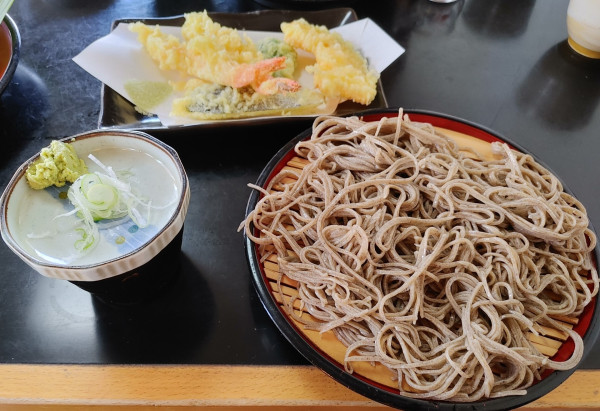 「天ざる（1,450円）、笹ずし（２枚：280円）」@富倉そば 支店の写真