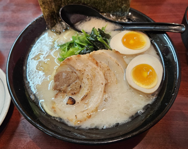 「豚骨味玉ラーメン」@海老塩らーめんの写真