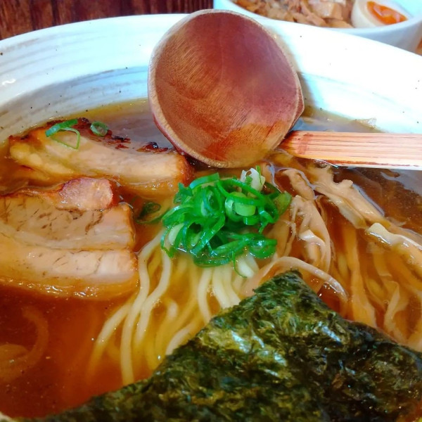 「#らーめん #醤油 #900円 #チャーシューごはん #300円」@麺や 八雲の写真