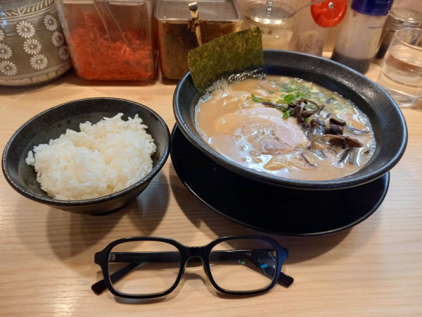 「ラーメン(替玉・ライス無料)」@九州とんこつらーめん ひらさわの写真