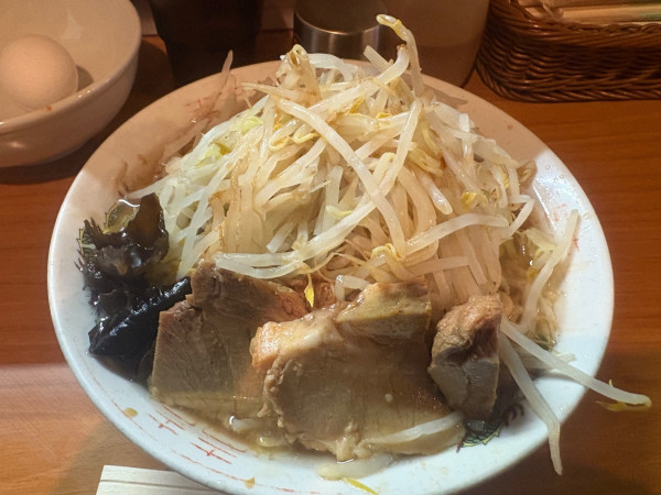 「ラーメン+生卵」@らーめん ぽっぽっ屋 水道橋店の写真