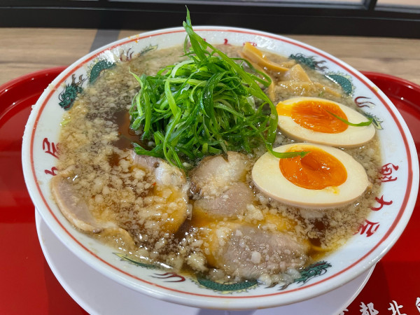 「特製醤油 九条ねぎラーメン 味玉」@京都北白川ラーメン魁力屋 イオンモールいわき小名浜店の写真