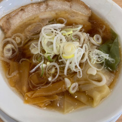 生わんたんらぁめん専門店 赤黄緑 関大前店の画像