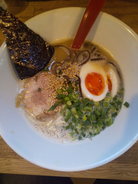 「とんこつラーメン（味玉付き）」@とんこつ名人 かつみ屋 本店の写真