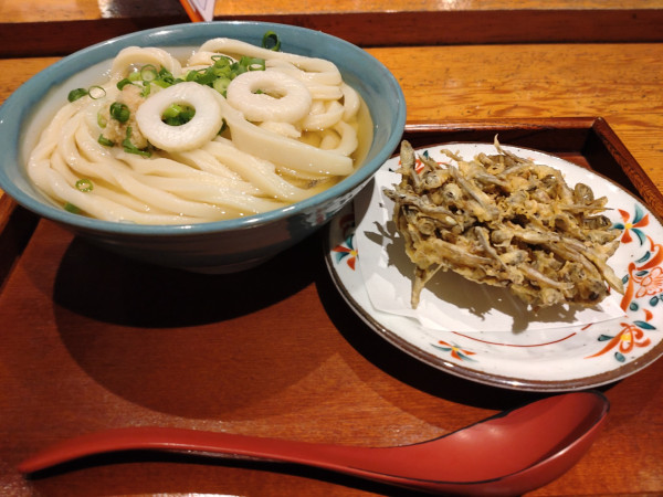 「かけ（冷やあつ）＋煮干し天（２７０円）＝８７０円」@野らぼー 大手町店の写真