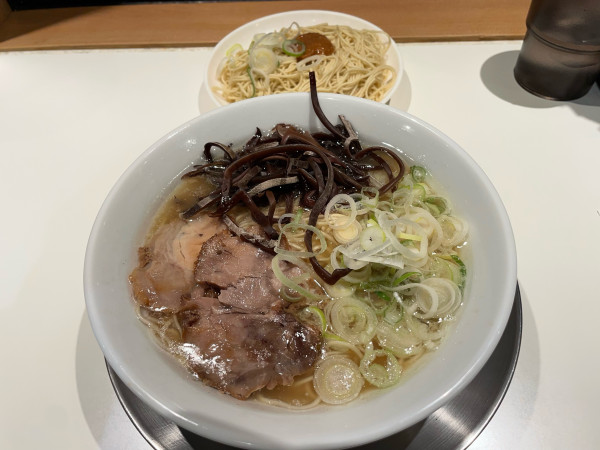 「懐かし淡麗豚骨¥1,000 味噌替玉¥200」@博多文福の写真