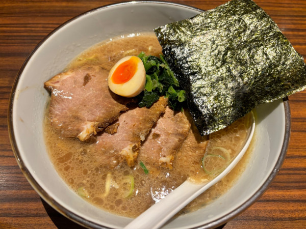「チャーシューメンかためこいめ　唐揚げセット」@究極ラーメン 横濱家 東名川崎店の写真