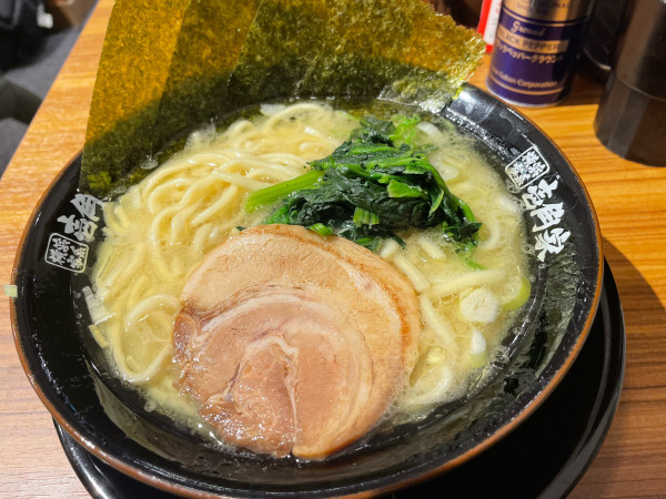「家系ラーメン(並)¥680(感謝祭)」@横浜家系ラーメン 壱角家 京急川崎店の写真