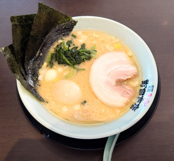 「味玉ラーメン(半麺)」@町田商店 入間店の写真