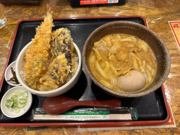 「豚カレーうどん（並盛・350g）＋ミニ天丼1,380円」@四方吉の写真