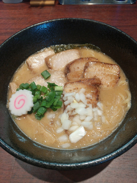 「濃厚中華そば(トッピング：豚チャーシュー)」@中華そば 輝羅の写真