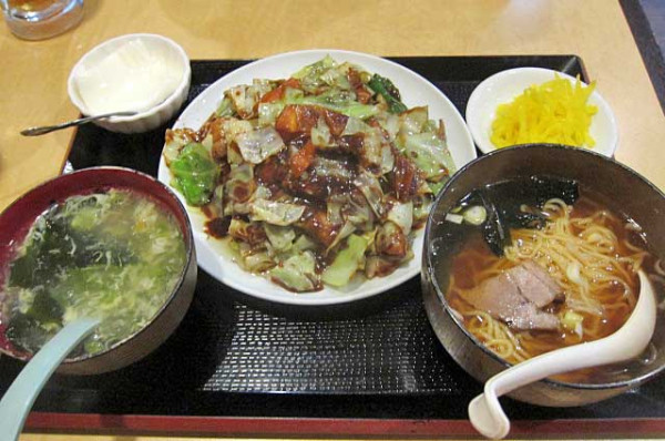 「回鍋肉の定食　800円＋半ラーメン　200円」@花彫酒家の写真