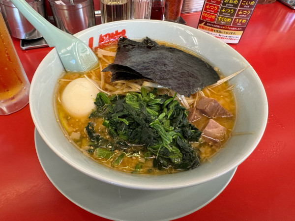 「特製味噌ラーメン ほうれん草・ネギ・味玉トッピング」@山岡家 柏店の写真