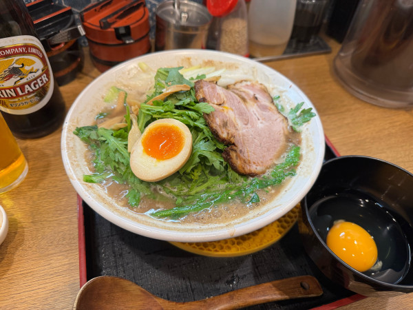 「豚骨醤油ラーメン 長ネギ・春菊・生玉子トッピング」@ラーメン猪太の写真