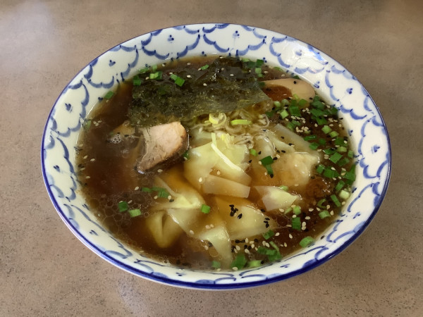 「しょうゆワンタンメン　1100円」@麺や品の写真