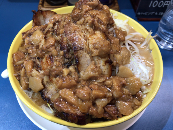 「夜限定 豚MAX(麺300g、全マシマシ) 1300円」@らーめん よし丸の写真