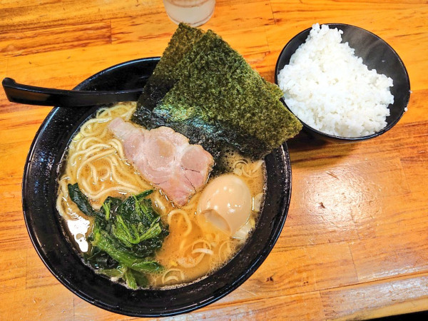 「味玉らーめん」@横浜家系ラーメン 家家家 本郷店の写真