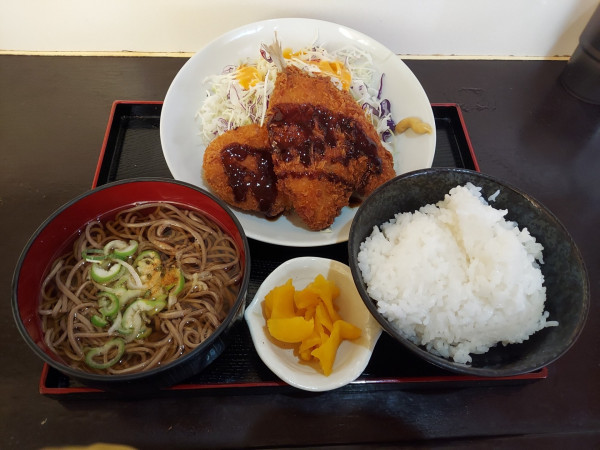 「アジフライ・コロッケ・掛け蕎麦定食 800円」@そば・うどん たぬきの写真