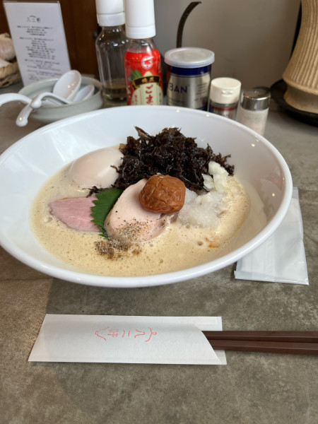 「鶏白湯 南高梅と黒バラのり煮干し正油らーめん 味玉トッピング」@八二軒の写真