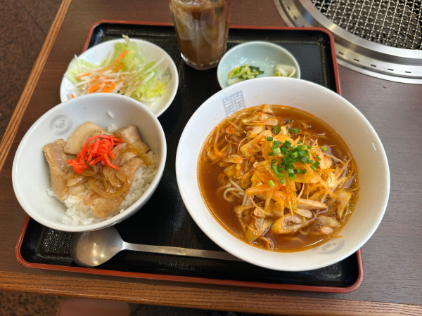 「日替ランチ（並盛・辛ネギラーメン＋豚丼）810円」@朝鮮飯店 高崎駅西口店の写真