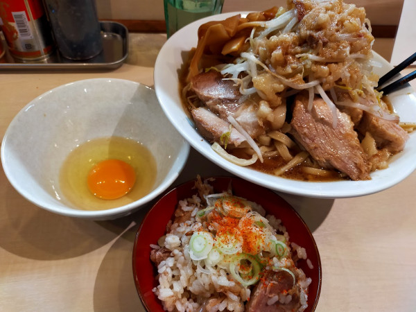 「ラーメン大・豚めし・生卵・めんま（野菜・脂・にんにく）」@ラーメン4号の写真