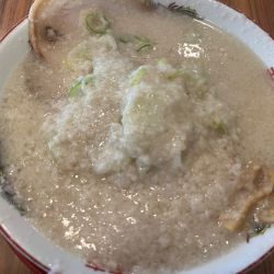 背脂豚骨ラーメン、手もみ風中太麺、背脂多め、固め