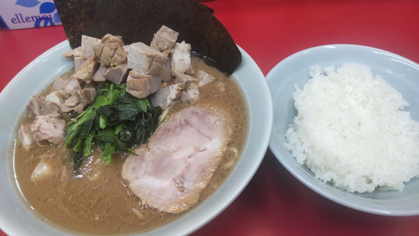 「らーめん並750円ライス無料」@横浜ラーメン 武蔵家 大宮店の写真