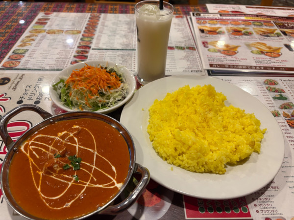 「日替りAセット(レンコンとチキン)+サラダ＆ラッシー830円」@キッチンキング 新座店の写真