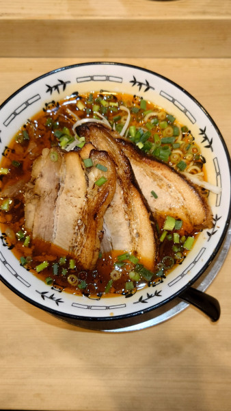 「辛い牛すじラーメン（＋チャーシュー）」@中華そば すばる食堂の写真