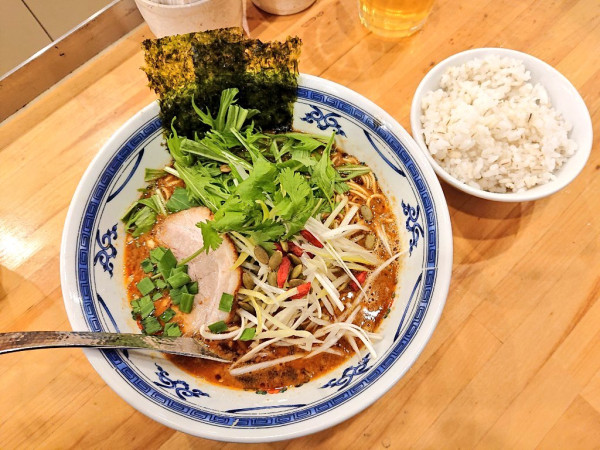 「金の担担麵・レギュラー、畑の麦ごはん」@瀬佐味亭の写真