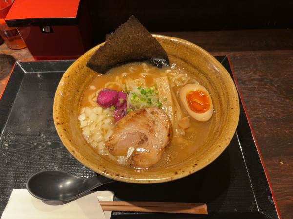 「魚介白醤油らーめん」@麺処 三虎の写真