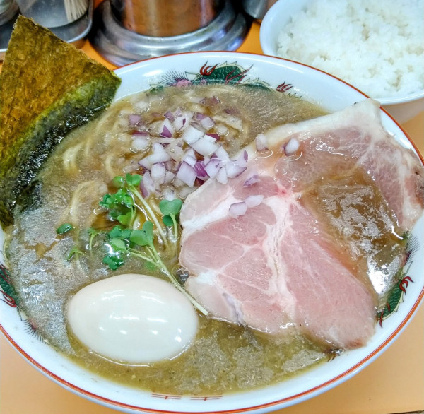 「煮干し中華そば+味玉､半ライス」@NEW Akkeyラーメンの写真