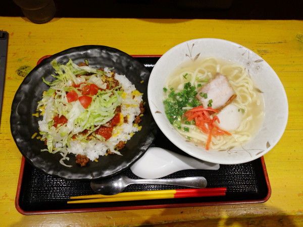 「タコライスと沖縄そば（980円）」@がちま家 川崎店の写真