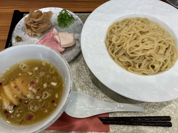 「塩つけ麺（大盛り）＋吊るし焼きチャーシュー」@彩とりの写真