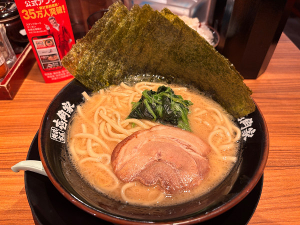 「家系ラーメン(並) のり5枚」@横浜家系ラーメン 壱角家 越谷店の写真
