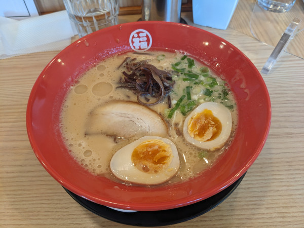 「味玉豚骨ラーメン（バリカタ）」@ラーメン酒場 福の軒 三島店の写真