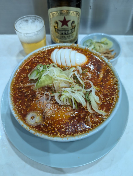 「辛味中華 小盛 辛さ5 ＋卵スライス＋瓶ビール」@渋谷かっちゃんラーメンの写真
