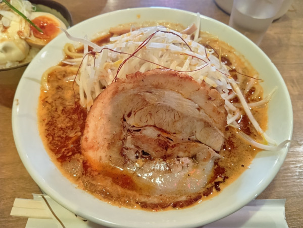 「辛らーめん（並）ちびマヨ玉丼」@大衆らーめん酒場 桔梗の写真