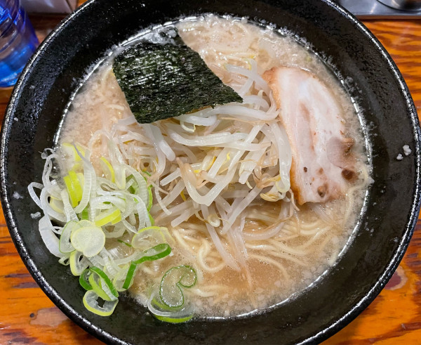 「塩豚骨ラーメン　大盛り細麺変更無料」@らあ麺 やったる 新宿店の写真