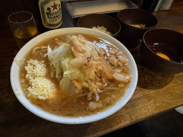 「ラーメン200g+生卵+玉ねぎ+生姜+赤星」@麺屋 鳳の写真