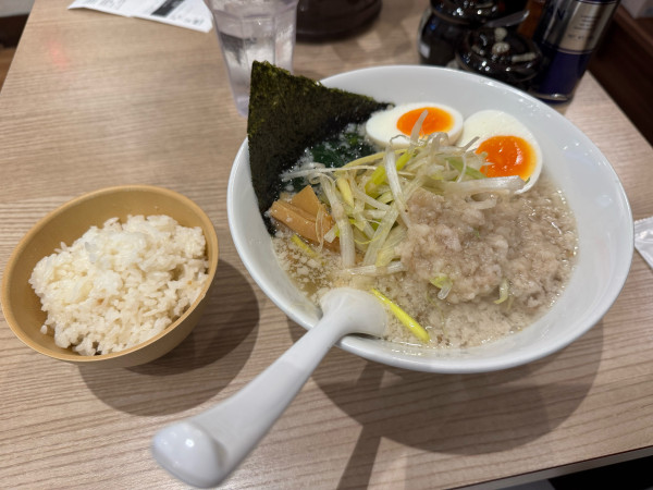 「SUSURU TVに出てたらー麺+小ライス」@コッテリの塩らー麺専門店 MANNISH 日暮里店の写真