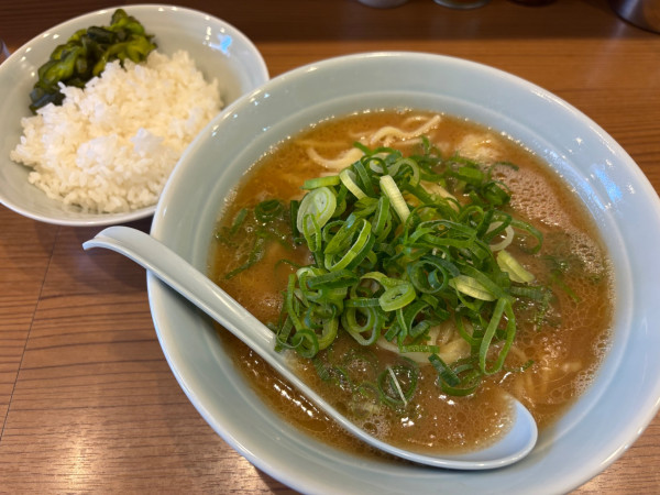 「朝ラーメン600円(柔らかめめ)+ライス(無料)」@横浜家系ラーメン 武蔵家 秋津店の写真
