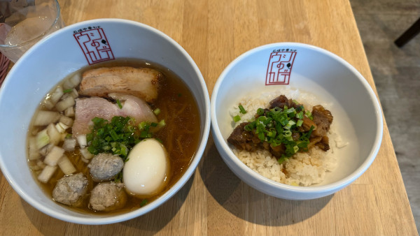 「特製牛骨醤油中華そば@1,100」@石垣中華そば ウシのカドデの写真