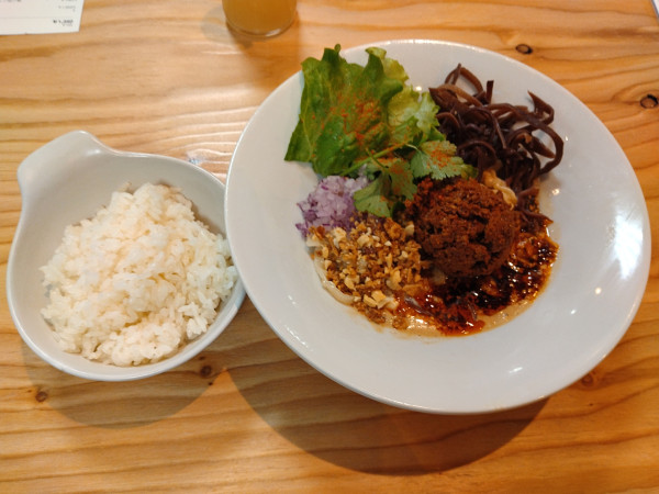 「【湯の台食堂】汁なし旨辛肉有担々麺¥1350+ライス¥150」@福島屋 秋葉原店の写真