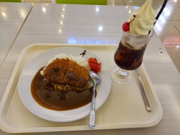 「カツカレー770円（＋ソフトクリームコーラー110円）」@グリル＆パフェ ピノキオ アリオ西新井店の写真